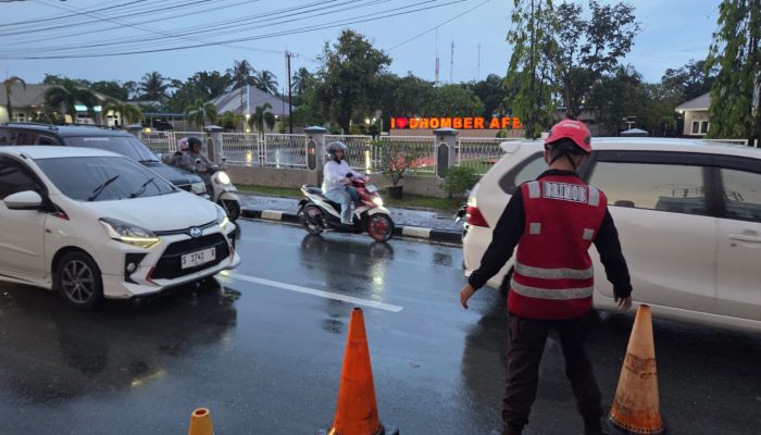 Brimob Evakuasi Tiang Lampu Tumbang yang Sempat Tutup Akses Jalan di Sepinggan