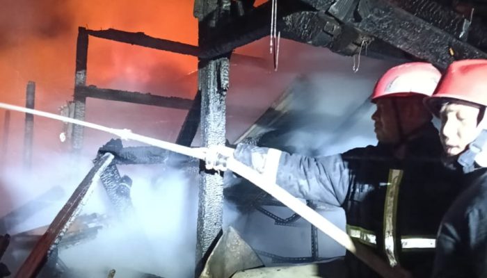 Respons Cepat Brimob Kaltim Tangani Kebakaran di Pasar Segiri Samarinda