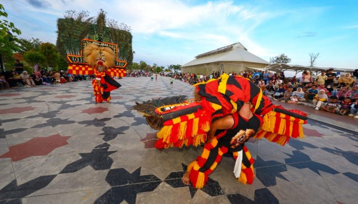 Reog Ponorogo Meriahkan Bendungan Sepaku Semoi, Warga Antusias
