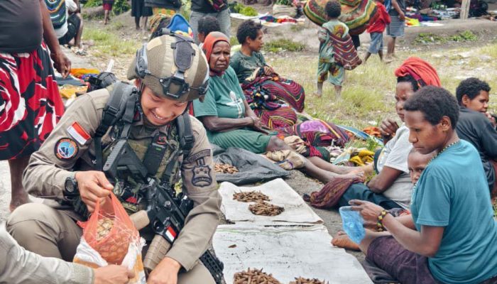 Personel Ops Damai Cartenz Berbaur di Pasar Sinak, Bangun Kedekatan dengan Warga