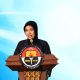 Pengamat Sosial Universitas Indonesia, Devie Rahmawati, saat memberikan pernyataan terkait keberhasilan sistem keselamatan mudik Lebaran 2026 di podium Humas Polri.