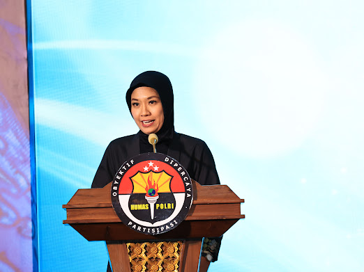 Pengamat Sosial Universitas Indonesia, Devie Rahmawati, saat memberikan pernyataan terkait keberhasilan sistem keselamatan mudik Lebaran 2026 di podium Humas Polri.