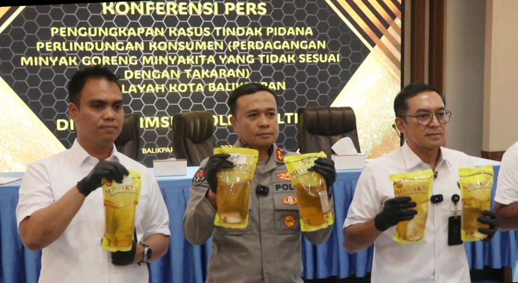 Polisi Polda Kaltim menunjukkan barang bukti minyak goreng kemasan yang tidak sesuai takaran di Balikpapan