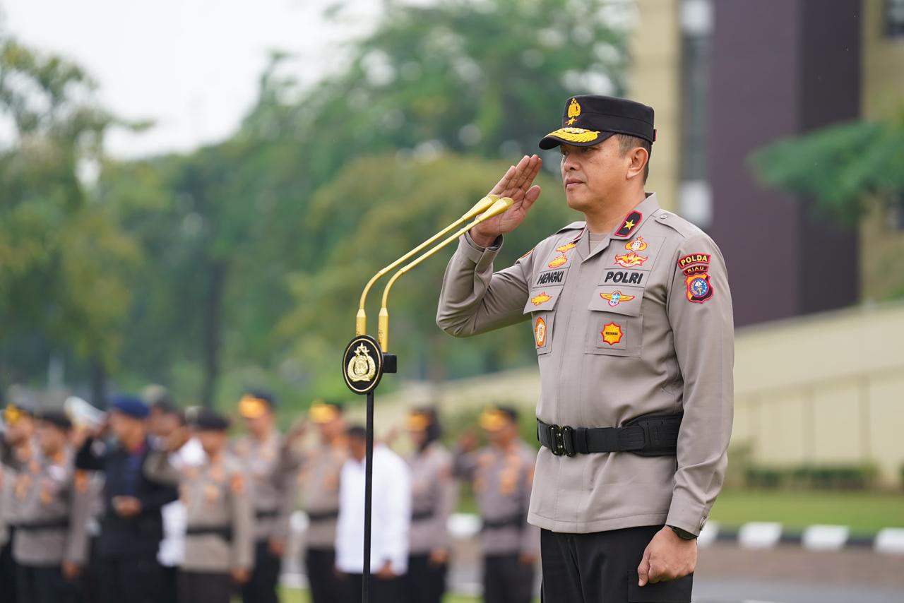 Wakapolda Riau memimpin apel pemberangkatan Satgas pengamanan Jembatan Merah Putih Presisi tahap II di Pekanbaru