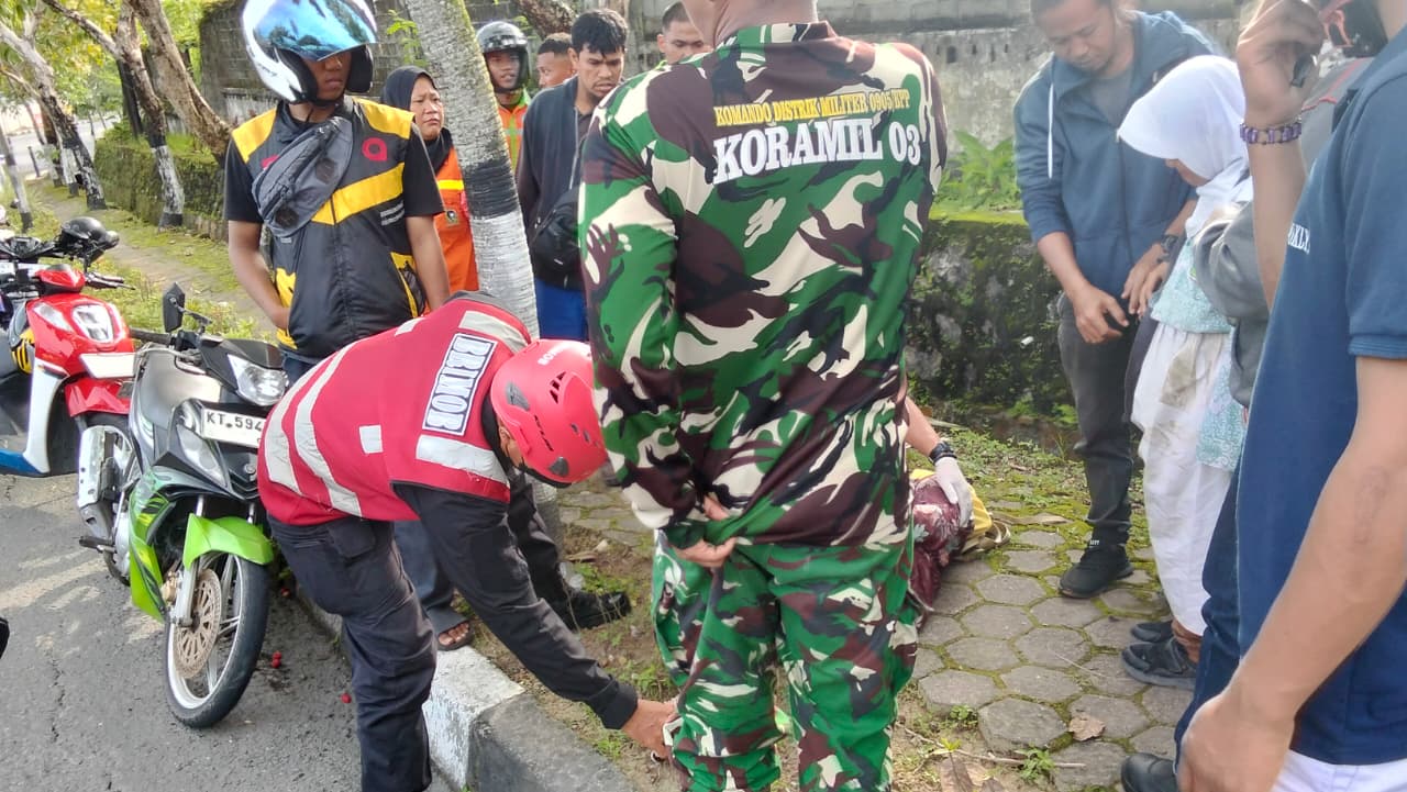 Petugas Brimob dan warga mengevakuasi korban penemuan mayat di Sepinggan Baru Balikpapan