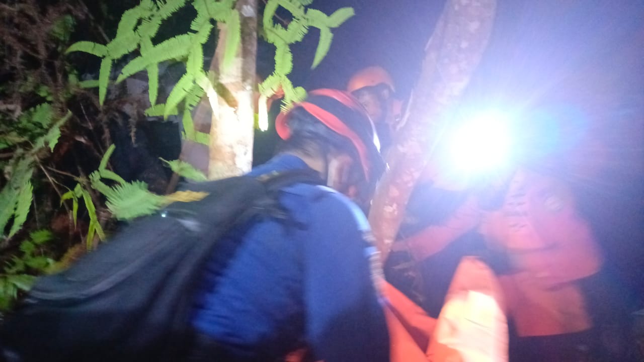 Tim SAR mengevakuasi korban di hutan saat operasi pencarian helikopter hilang kontak di Sekadau