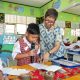 Reda Gaudiamo membimbing siswa sekolah dasar membaca dan menulis cerita dalam pelatihan literasi di Sepaku IKN