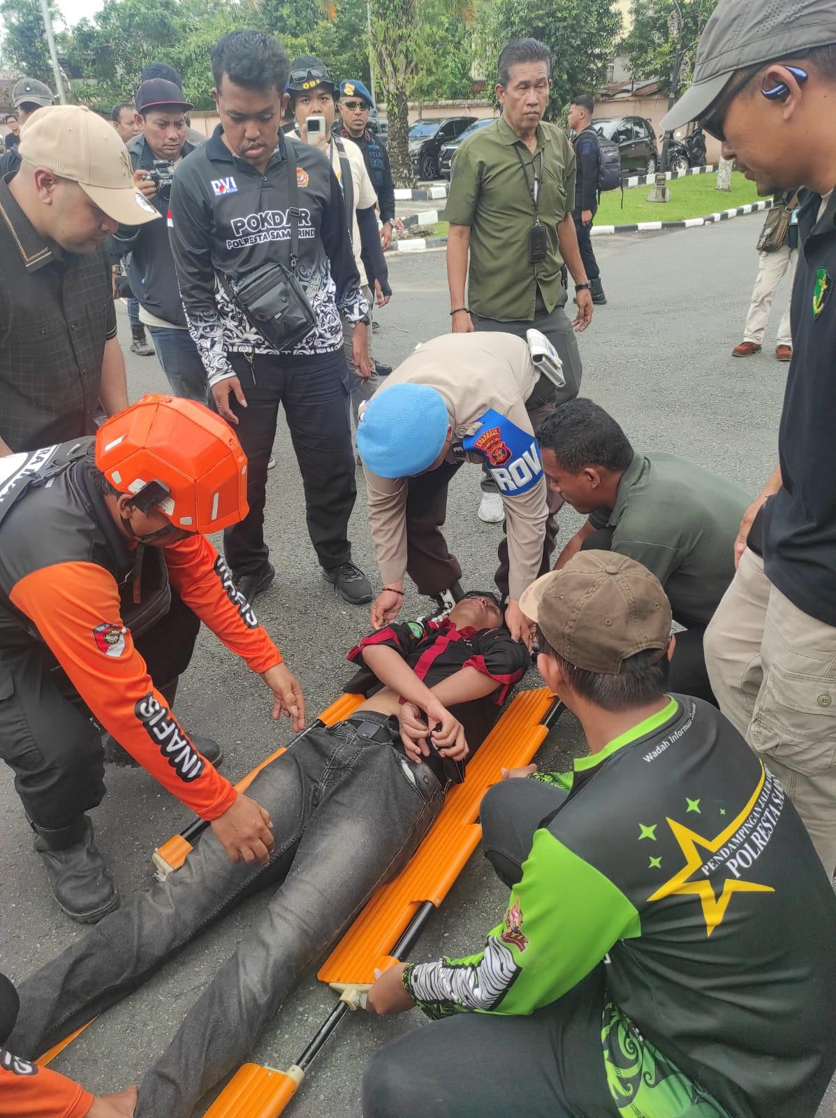 Tim medis gabungan mengevakuasi mahasiswa pingsan saat aksi di DPRD Samarinda