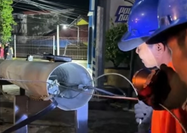 Petugas Dishub Balikpapan memasang lampu high mast di simpang jalan untuk meningkatkan penerangan