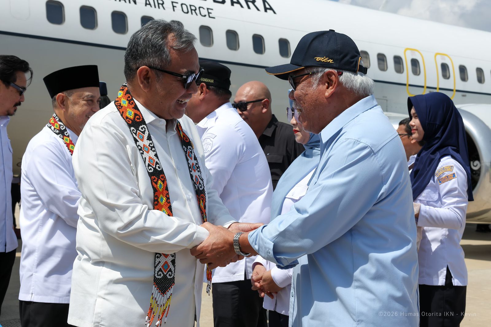 Pimpinan MPR RI berjabat tangan dengan Kepala Otorita IKN saat kunjungan kerja di Bandara Internasional Nusantara