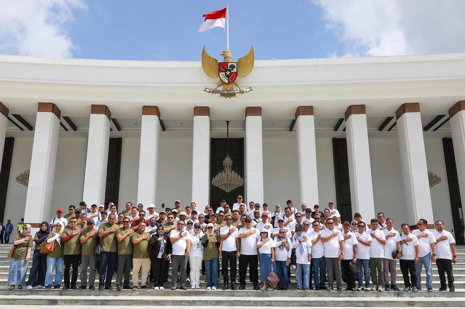 Rombongan KPU berfoto bersama di depan Istana Negara IKN dengan latar lambang Garuda dan bendera Indonesia dalam kunjungan mempersiapkan Dapil Khusus IKN