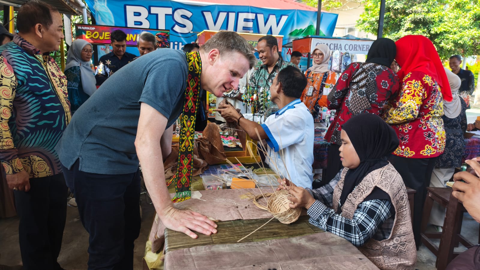 Duta Besar Australia berdialog dengan penyandang disabilitas yang membuat kerajinan di Balikpapan