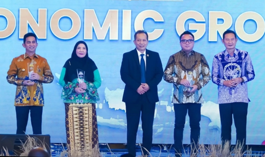 Wali Kota Balikpapan Rahmad Mas’ud menerima penghargaan National Governance Awards 2026 kategori pertumbuhan ekonomi di Jakarta