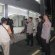 Personel Brimob Polda Kaltim melakukan pengamanan di area GOR Segiri Samarinda saat laga BRI Superliga
