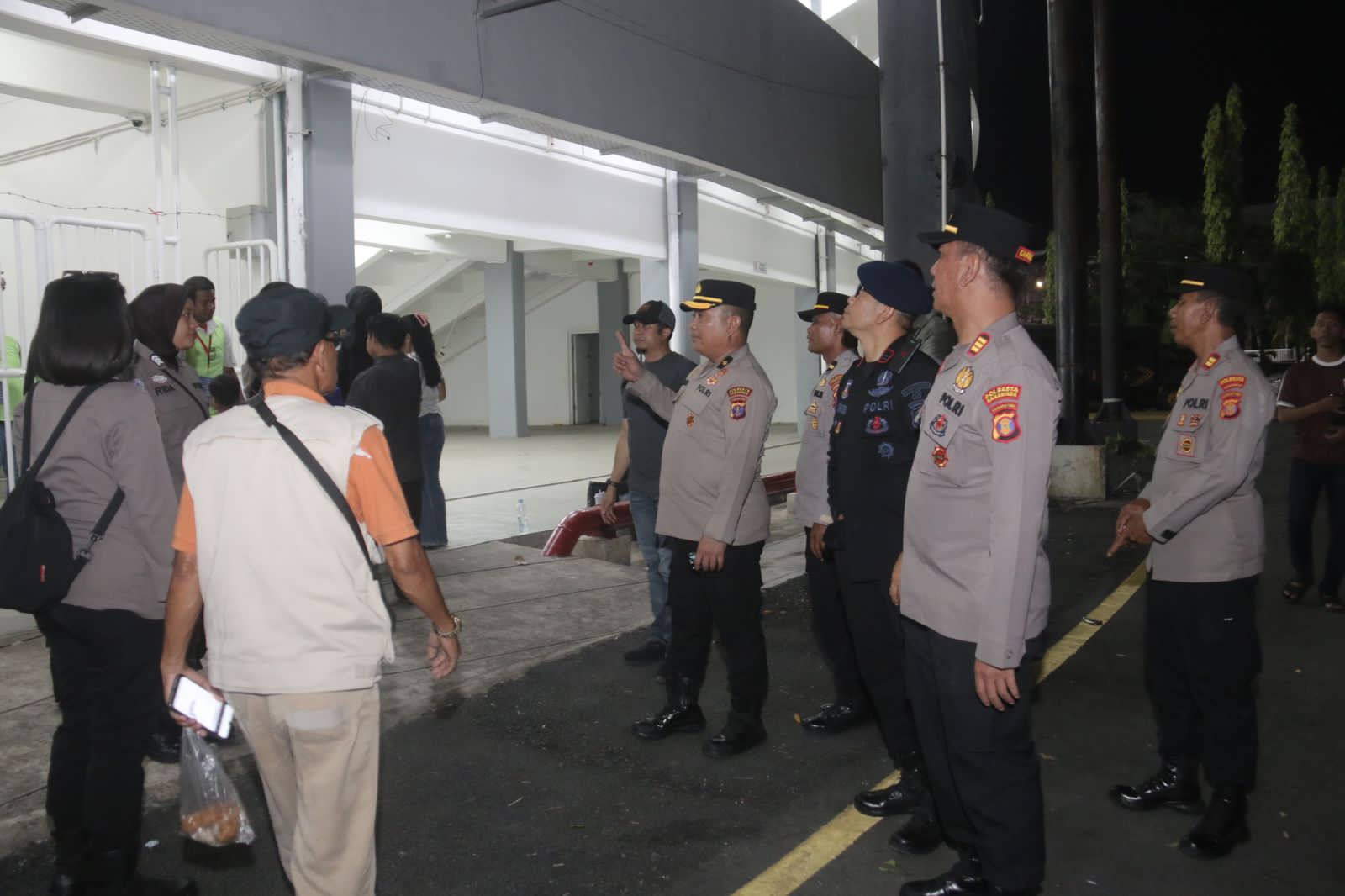 Personel Brimob Polda Kaltim melakukan pengamanan di area GOR Segiri Samarinda saat laga BRI Superliga