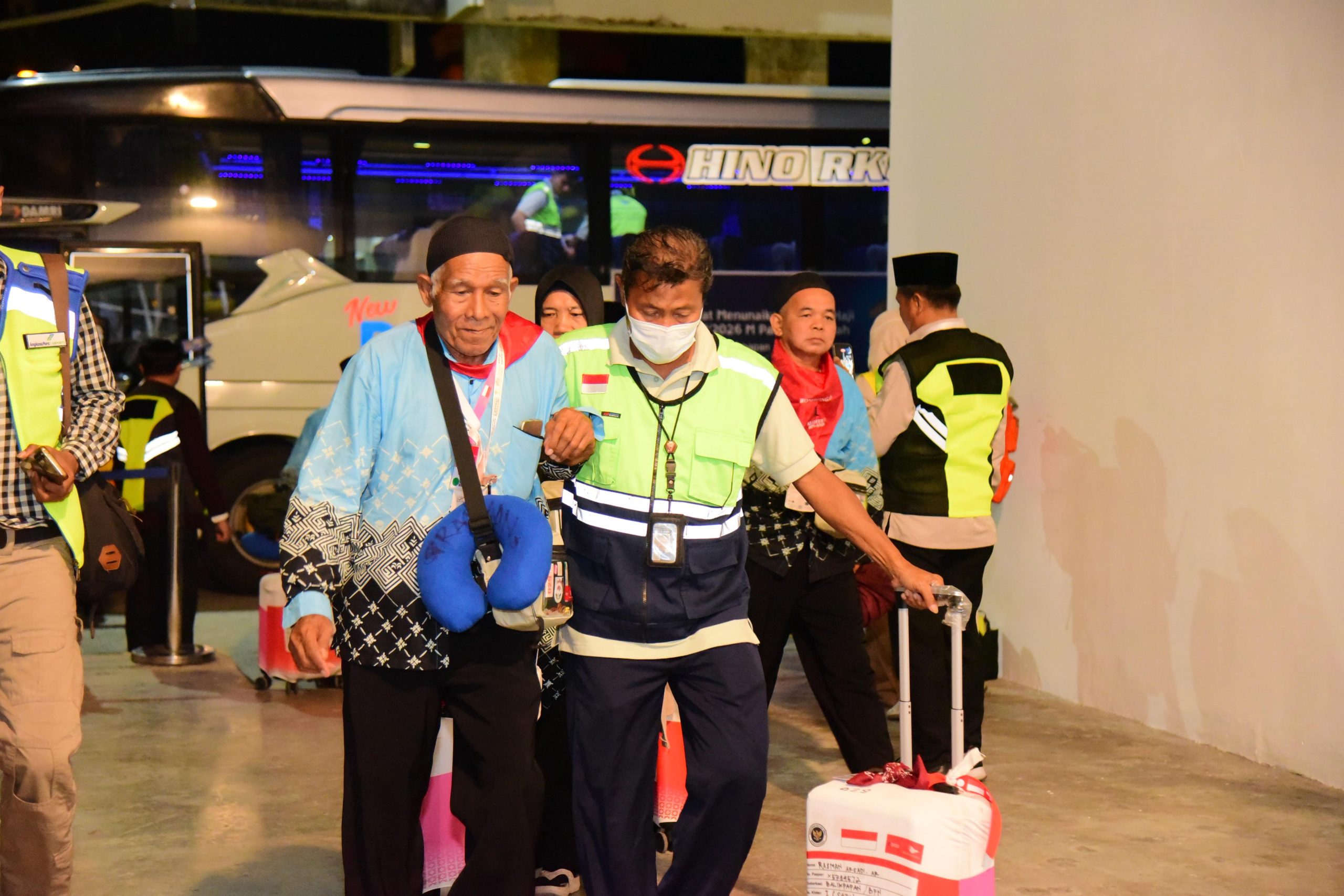 Petugas bandara membantu jemaah haji lansia saat keberangkatan Kloter 1 di Bandara Sepinggan Balikpapan