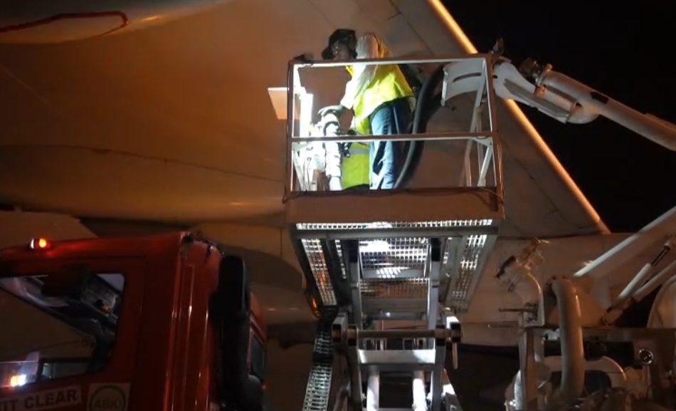 Petugas AFT Sepinggan melakukan pengisian avtur pesawat haji Kloter 1 di apron Bandara Balikpapan pada malam hari