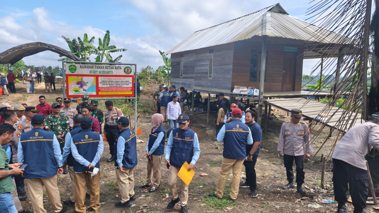 Aparat, akademisi, dan warga melakukan penanaman pohon di Tahura Bukit Soeharto yang terdampak perambahan di Desa Batuah, Kukar.