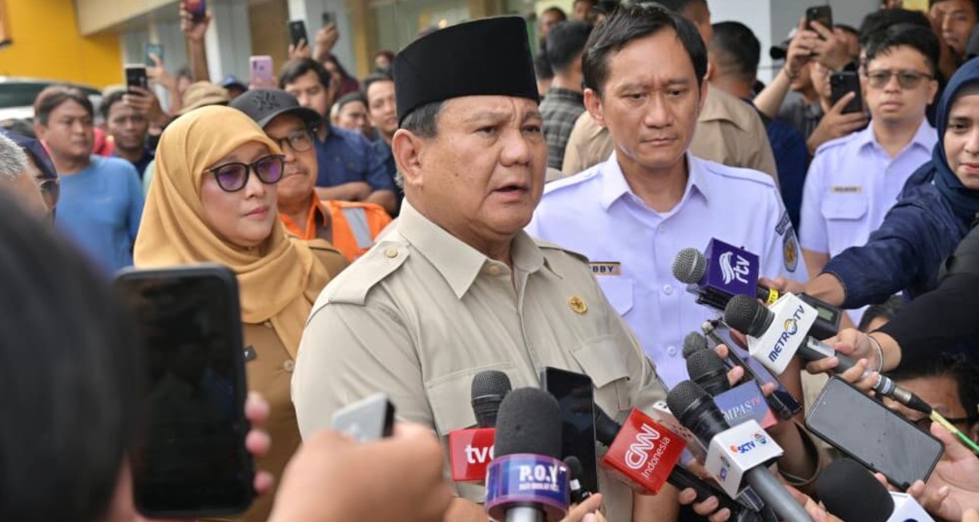 Presiden Prabowo Subianto memberikan keterangan pers di Bekasi terkait kecelakaan kereta api dan pembangunan flyover.