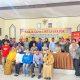 Puluhan wartawan dan pejabat DP3AKB Balikpapan berfoto bersama saat sosialisasi pencegahan kekerasan terhadap perempuan dan anak