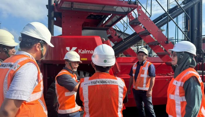 PT KKT Datangkan Side Loader untuk Tingkatkan Efisiensi Terminal
