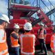 Pekerja pelabuhan mengoperasikan alat Side Loader baru di Terminal Kariangau Balikpapan
