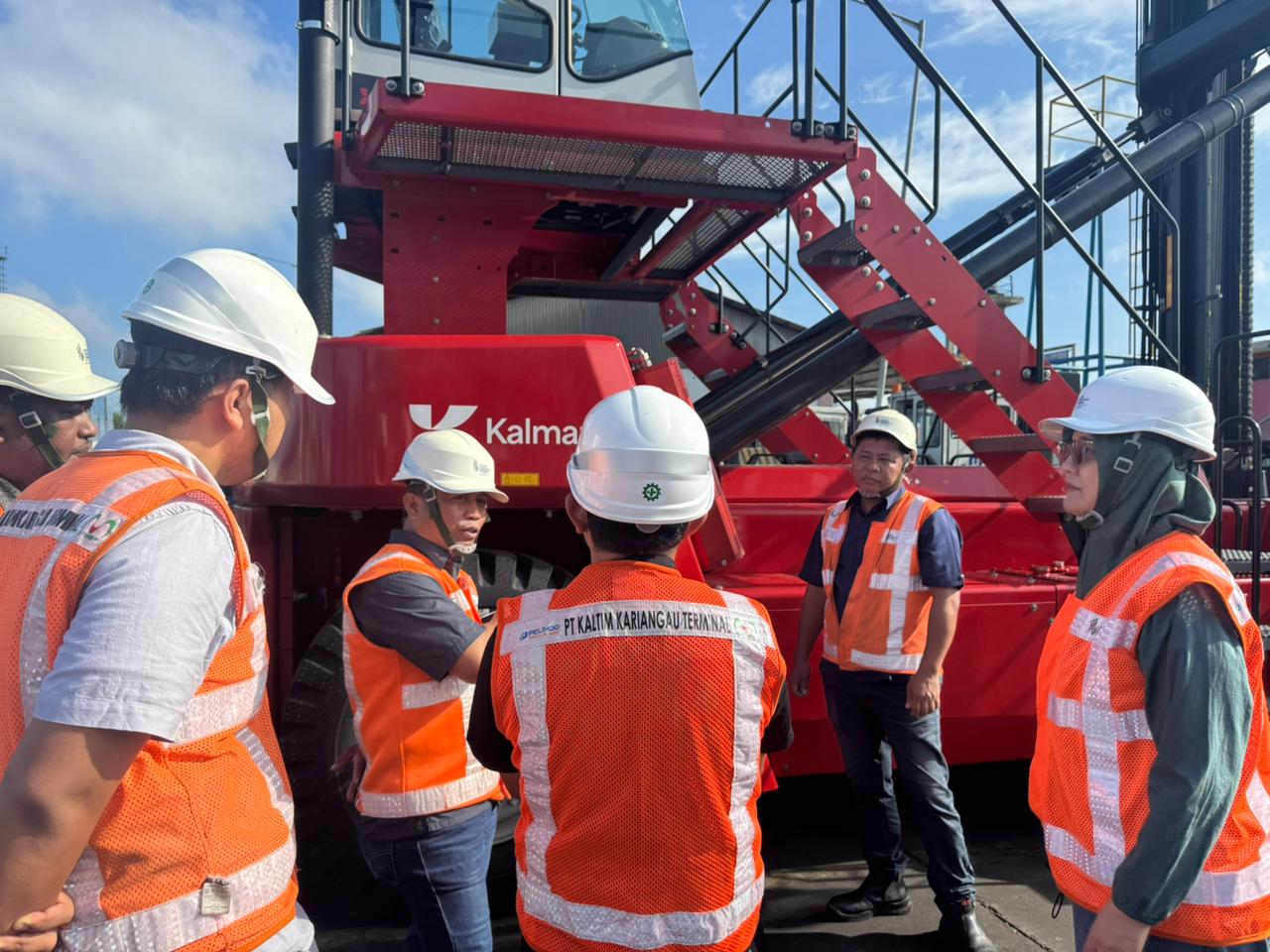 Pekerja pelabuhan mengoperasikan alat Side Loader baru di Terminal Kariangau Balikpapan