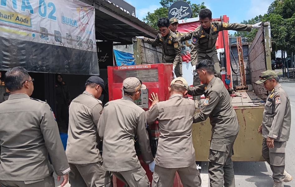 Petugas Satpol PP Balikpapan menyita pom mini ilegal dalam operasi penertiban BBM eceran di Balikpapan Utara