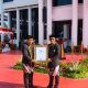 Wali Kota Balikpapan menyerahkan penghargaan Google kepada Kepala Disdikbud atas pelatihan 2000 guru berbasis AI