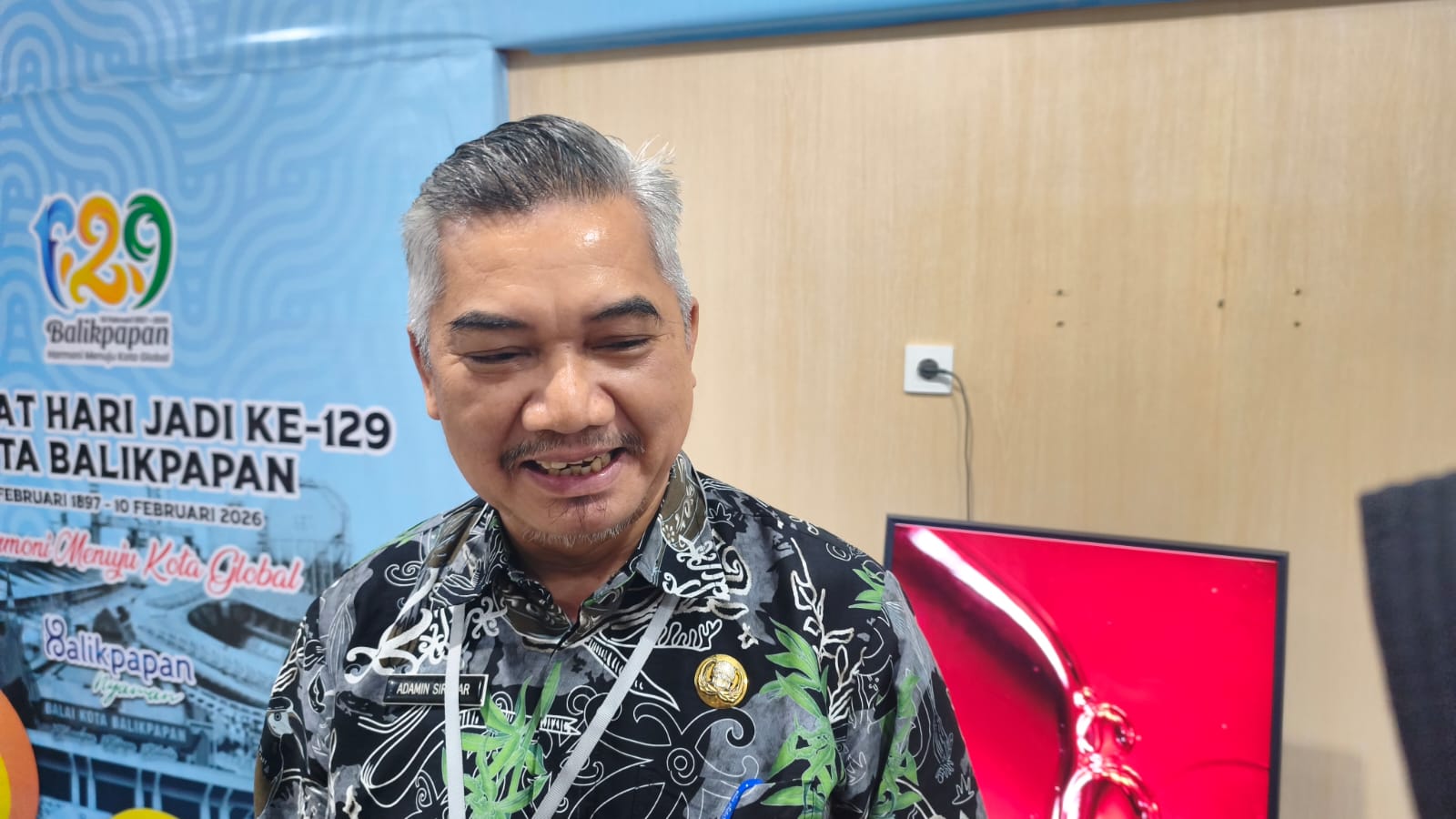 Kepala Disnaker Balikpapan Adamin Siregar memberikan keterangan terkait praktik outsourcing