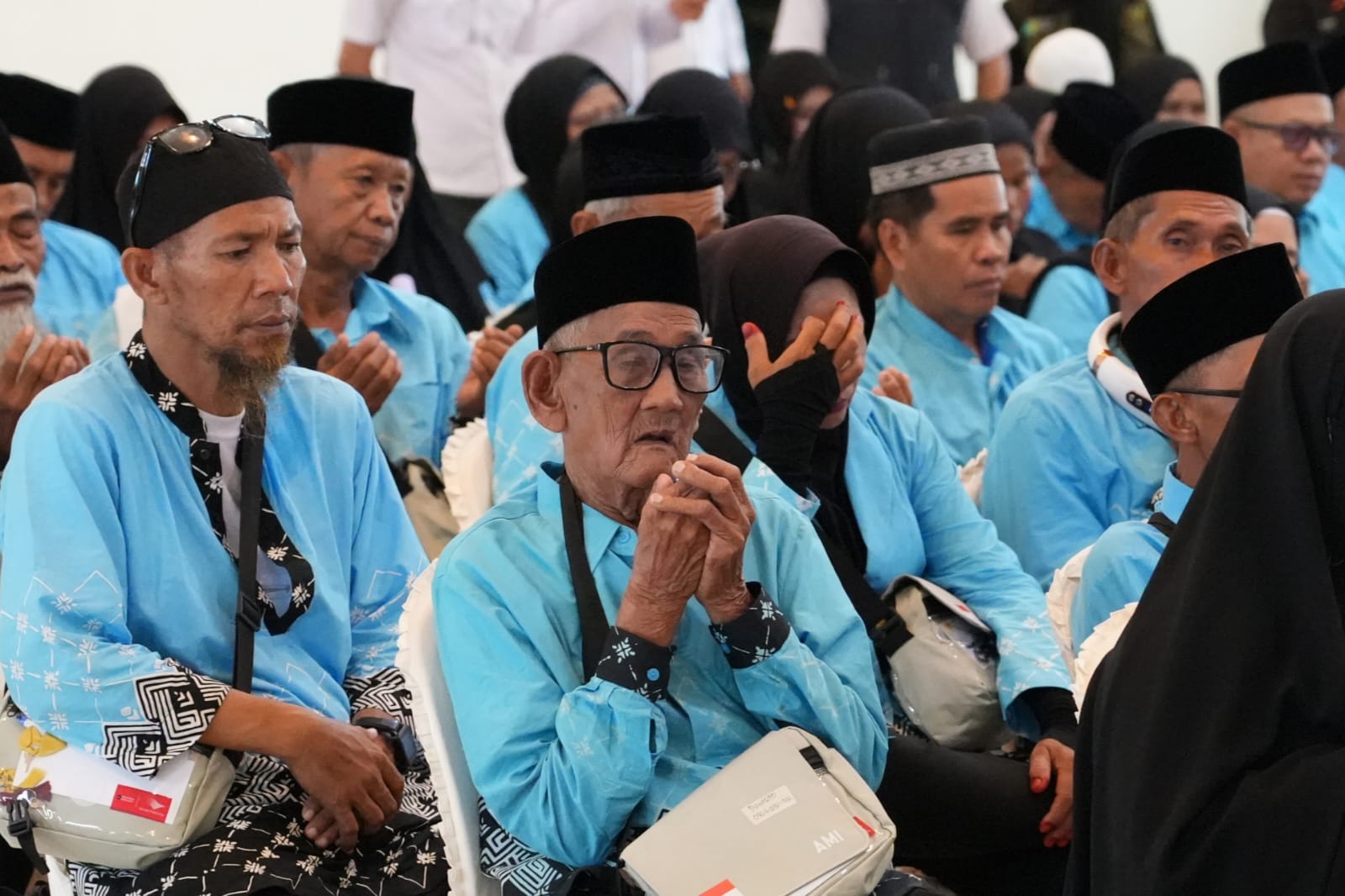 Calon jamaah haji asal Penajam Paser Utara mengikuti prosesi pelepasan di Masjid Agung Al-Ikhlas.