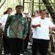 Bupati PPU Mudyat Noor mendampingi kunjungan Setditjen PDASRH di kawasan ekowisata mangrove Kampung Baru.