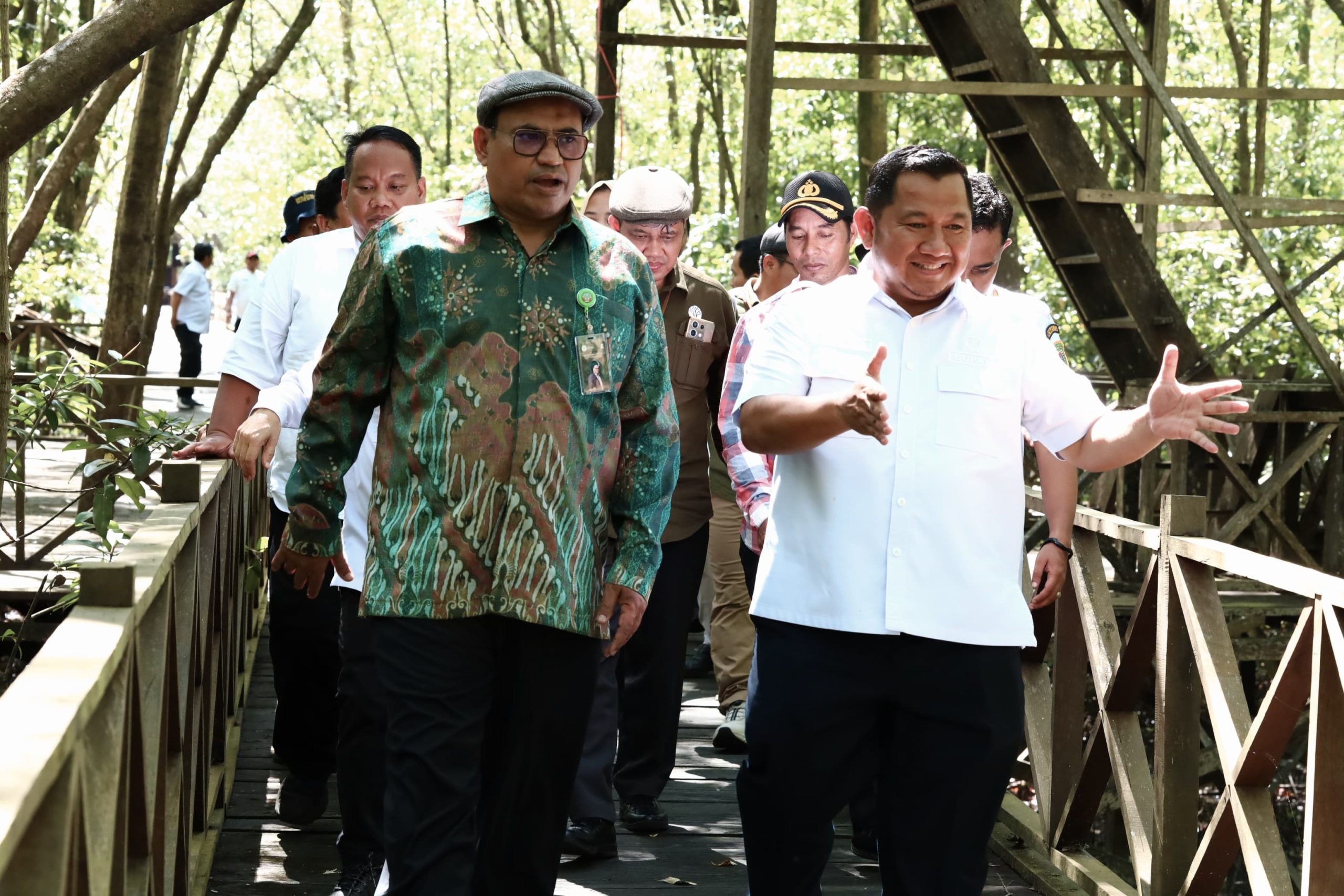 Bupati PPU Mudyat Noor mendampingi kunjungan Setditjen PDASRH di kawasan ekowisata mangrove Kampung Baru.