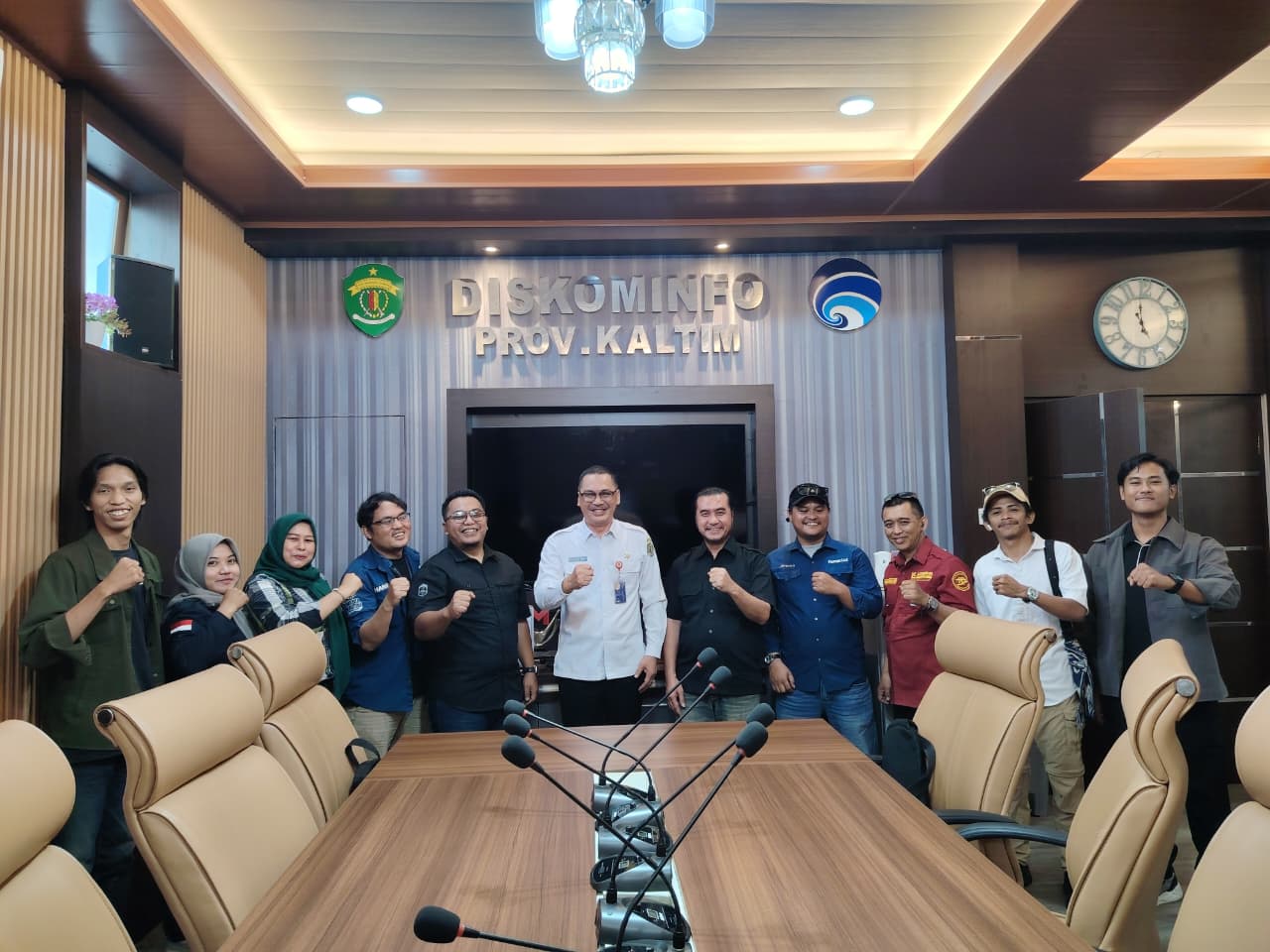 Pengurus PJI Kaltim melakukan audiensi bersama Diskominfo Kaltim di Kantor Diskominfo Provinsi Kalimantan Timur.