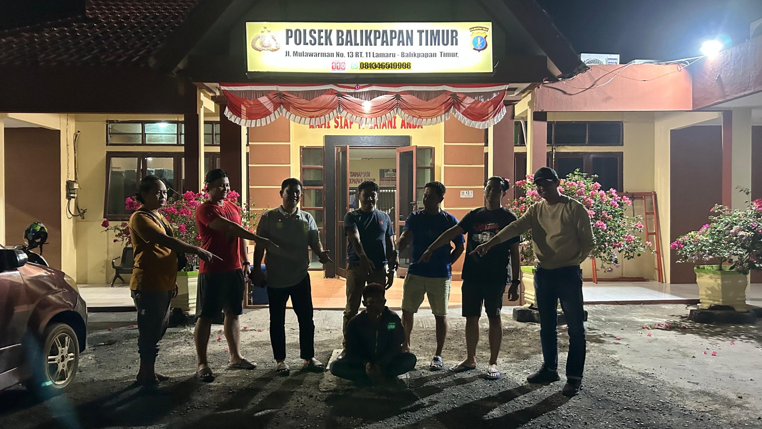 Personel Polsek Balikpapan Timur mengamankan terduga pelaku curanmor berinisial AP di halaman kantor polisi.