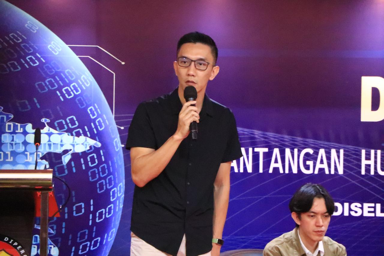 Kasubdit II Dittipidsiber Bareskrim Polri Kombes Pol Andrian Pramudainto memberikan keterangan terkait kasus SMS blast phising e-tilang
