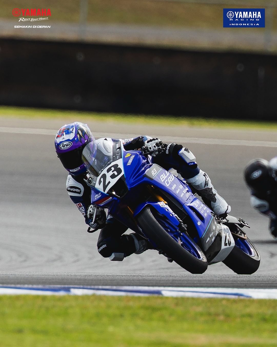 Sabian Fathul Ilmi memacu Yamaha R3 saat balapan di The Bend Motorsport Park Australia