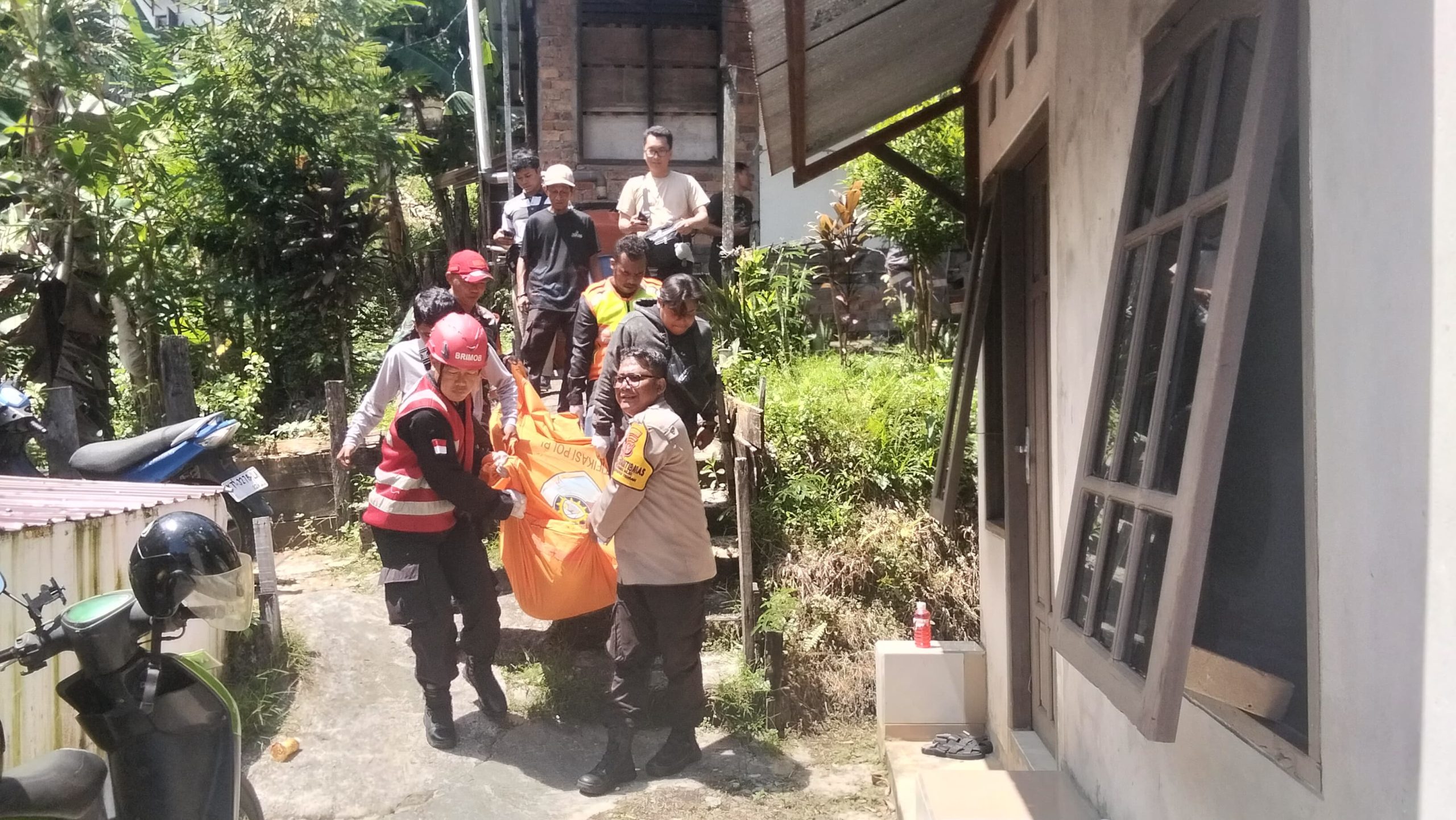 Tim Brimob mengevakuasi jenazah korban gantung diri di Sumberejo Balikpapan