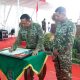 Pangdam VI/Mulawarman Mayjen TNI Krido Pramono menandatangani dokumen saat kunjungan kerja di Kodim 0909/Kutai Timur