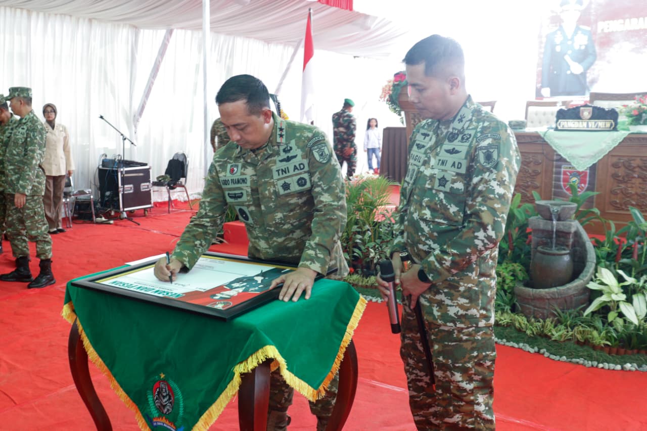 Pangdam VI/Mulawarman Mayjen TNI Krido Pramono menandatangani dokumen saat kunjungan kerja di Kodim 0909/Kutai Timur