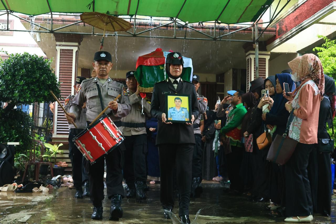 Upacara pemakaman kedinasan Bripka Arya Supena di Lampung dihadiri Kapolda dan anggota Polri