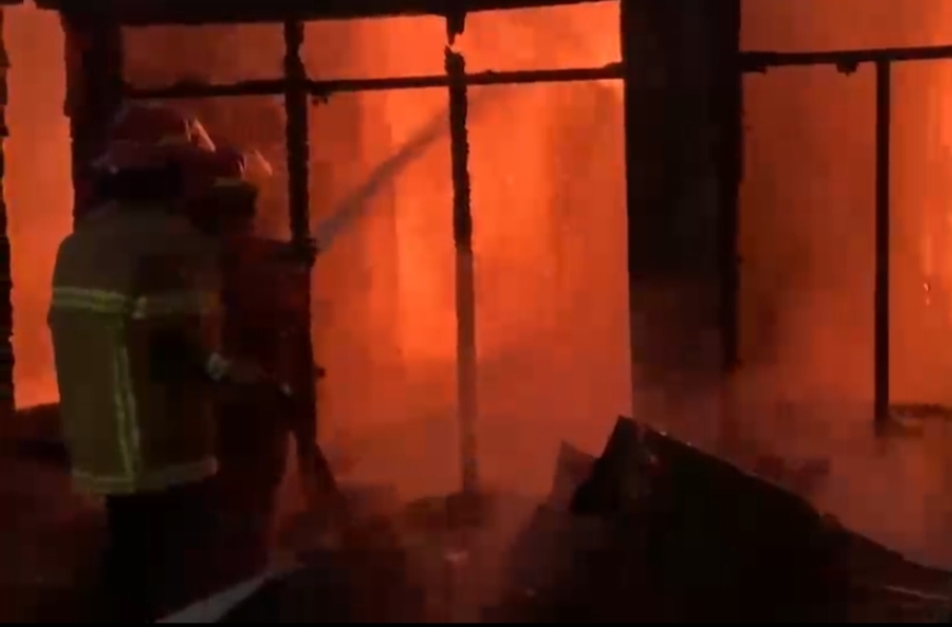Petugas pemadam kebakaran memadamkan rumah mewah yang terbakar di Graha Indah Balikpapan Utara
