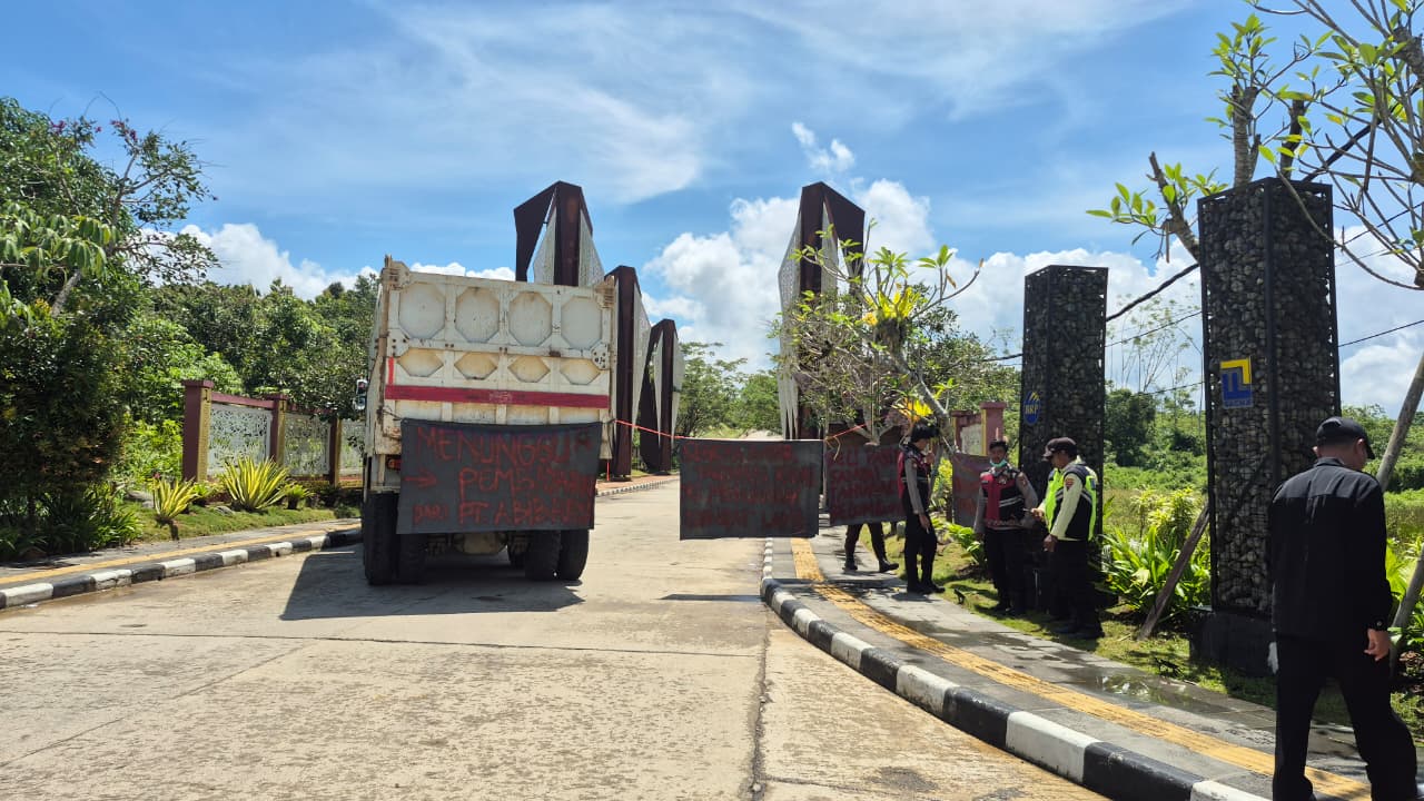 Vendor lokal memblokade akses proyek Bendungan Sepaku-Semoi di kawasan IKN menggunakan dump truck