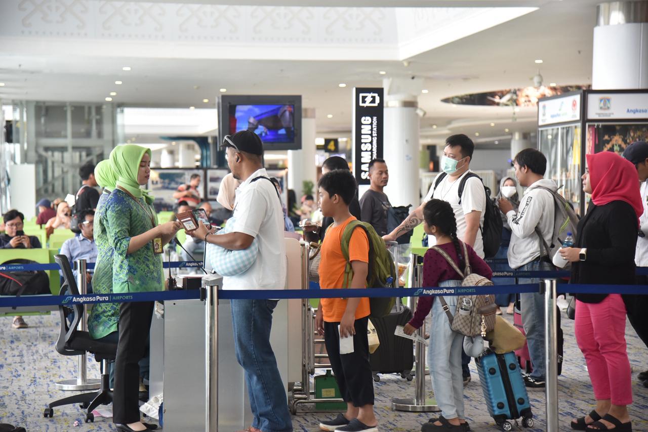 Petugas Avsec Bandara SAMS Sepinggan Balikpapan melakukan pengamanan penumpang di ruang tunggu keberangkatan domestik