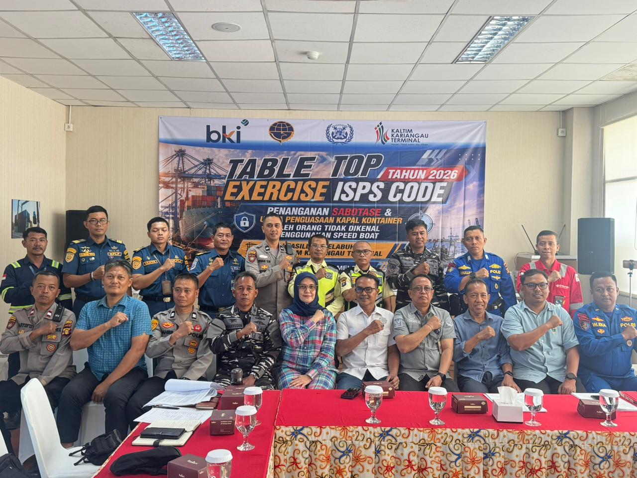 Peserta Table Top Exercise ISPS Code 2026 di PT Kaltim Kariangau Terminal Balikpapan berfoto bersama usai simulasi keamanan pelabuhan.