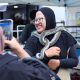 Pengunjung berinteraksi dengan ular sanca dalam pameran reptil di Nusantara Park kawasan IKN.