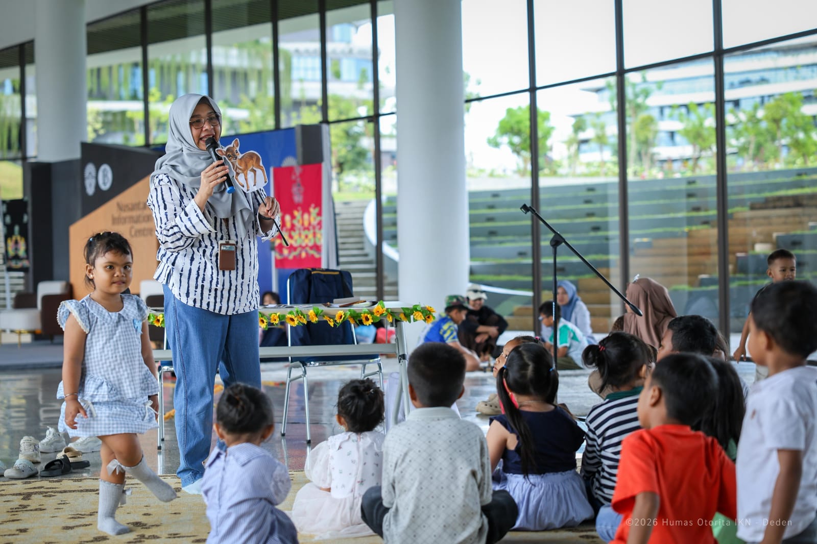 Anak-anak mengikuti kegiatan dongeng satwa dalam acara IKN Fun Day di kawasan Ibu Kota Nusantara.