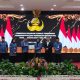 Wakil Wali Kota Balikpapan Bagus Susetyo menyerahkan SK pensiun kepada ASN purna tugas di Balai Kota Balikpapan