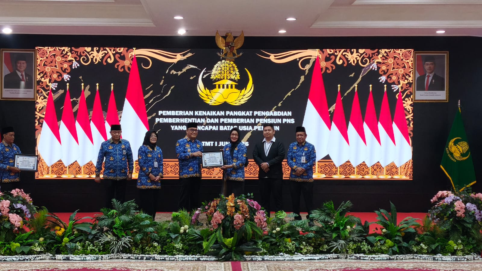 Wakil Wali Kota Balikpapan Bagus Susetyo menyerahkan SK pensiun kepada ASN purna tugas di Balai Kota Balikpapan