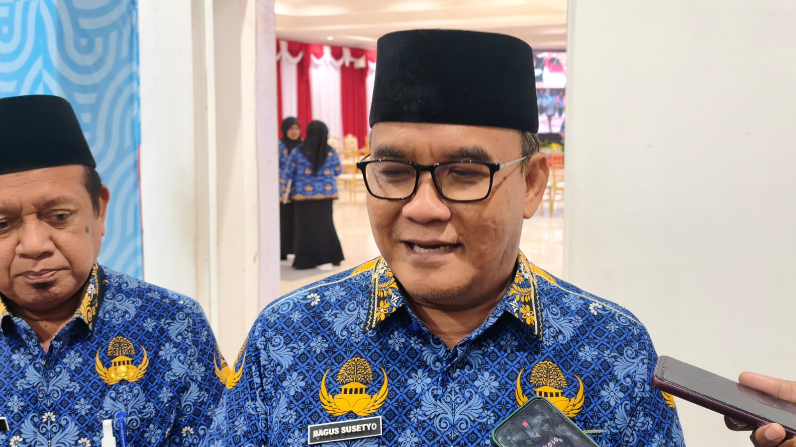 Wakil Wali Kota Balikpapan Bagus Susetyo memberikan keterangan terkait kebersihan dan kesehatan hewan kurban jelang Idul Adha 2026